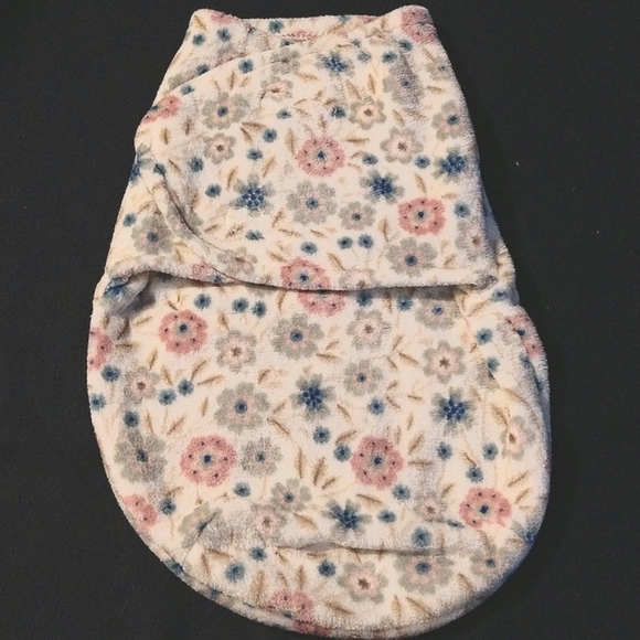 Elements of Style Baby Floral Swaddle - Picture 1 of 5